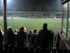 Bei zwei Grad im November ist Stehen die weitaus angenehmere Variante, ein Fußballspiel zu verfolgen.