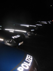 Lichter in der Nacht: Das Polizeiaufgebot sollte wohl auf Nummer sicher gehen, war aber etwas übertrieben. Man weiß ja nie.