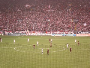 Westtribüne schwenkt Taschentücher