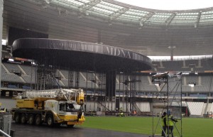 Madonna-Bühne Madonna kommt – und der Himmel weint. (Foto: J. Sorgatz)